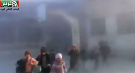 Παιδιά τρέχουν να σωθούν από τον τρόμο των βομβαρδισμών στη Συρία