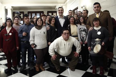 Και του χρόνου να μας τα πείτε ξανά, το «μήνυμα» Τσίπρα στα κάλαντα