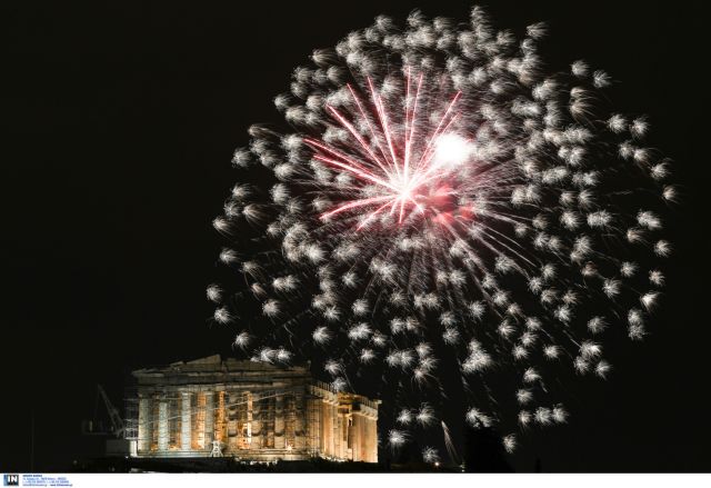 Greece welcomes 2017 with fireworks and celebrations