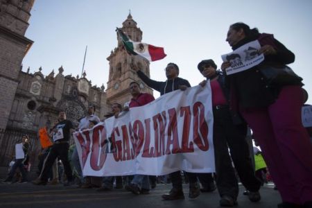 Bράζει το Μεξικό από τις αυξήσεις στις τιμές των καυσίμων