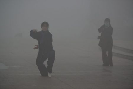 H Κίνα πνίγεται στο νέφος, αλλά η ζωή κάπως συνεχίζεται