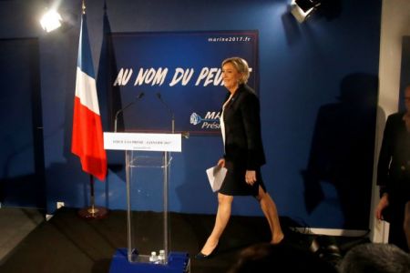 Γαλλία: Κλείνει η ψαλίδα μεταξύ Λεπέν, Φιγιόν και Μακρόν εν όψει εκλογών