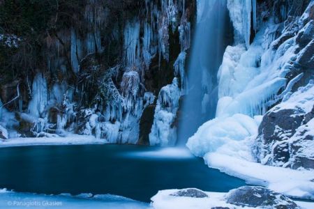 Πάγωσε καταρράκτης στο Ζαγόρι – Εντυπωσιακή φωτογραφία