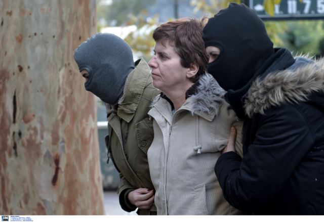 Στη ΓΑΔΑ η Πόλα Ρούπα προσπάθησε να «αρπάξει» όπλο αστυνομικού