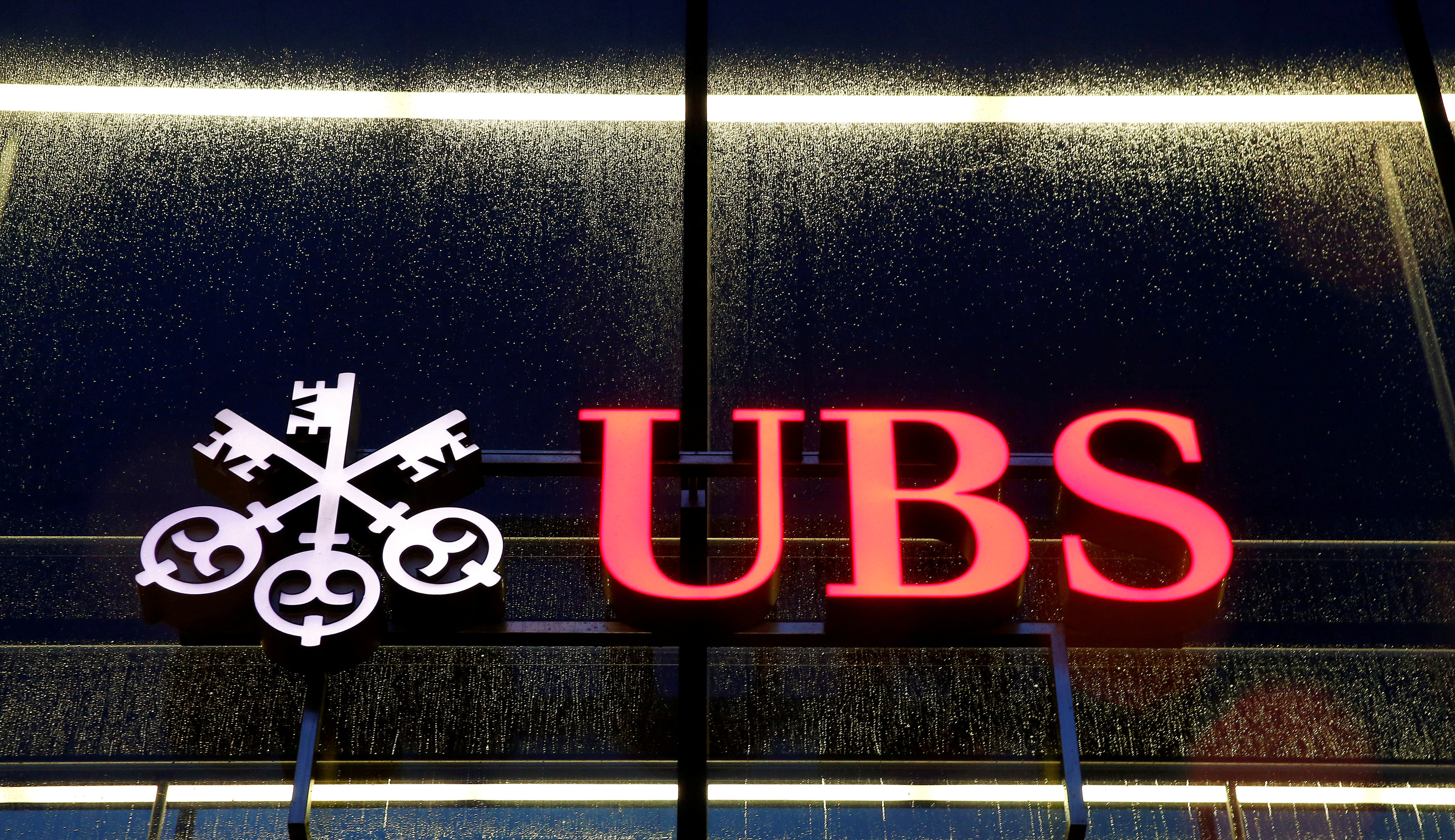 UBS: Μείωση θέσεων στην Ελλάδα