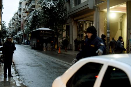 Ένοπλη επίθεση σε βάρος αστυνομικών έξω από τα γραφεία του ΠαΣοΚ