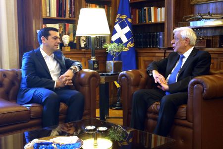 Τσίπρας σε ΠτΔ: Η συμφωνία στο Eurogroup καθοριστικό βήμα για έξοδο από την κρίση