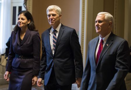 Ο Πενς καθησυχάζει την ΕΕ, «οι ΗΠΑ μένουν στη δέσμευση των κοινών αξιών»