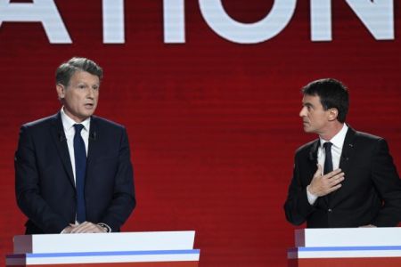 Γαλλία: Στη σκιά του Μακρόν και του Μελανσόν, η Κεντροαριστερά εκλέγει ηγέτη