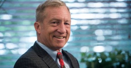 Τομ Στέγερ: Ο ακτιβιστής απειλεί να μην αφήσει τον Τραμπ σε χλωρό κλαδί