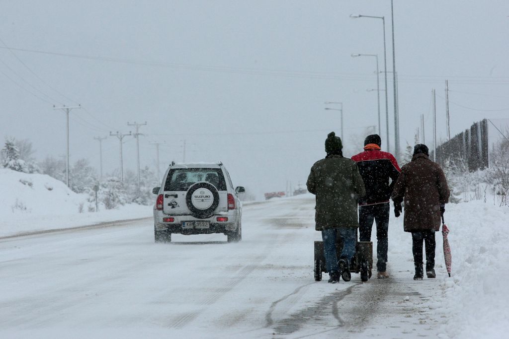 Χαλάει ξανά ο καιρός με καταιγίδες, πτώση της θερμοκρασίας και χιόνια