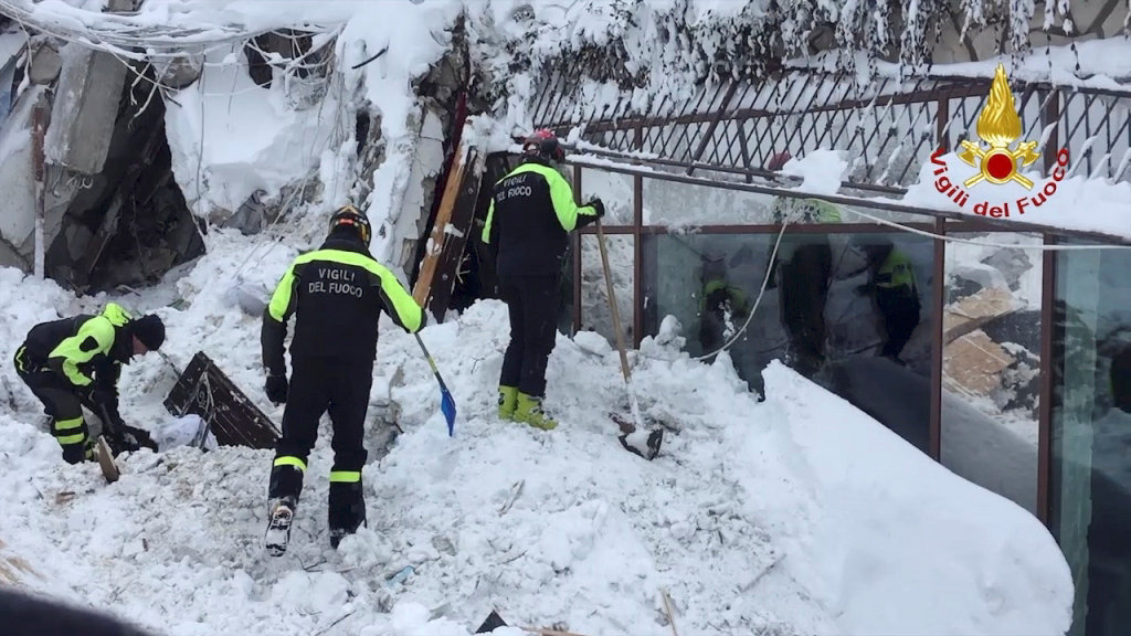 Ελπίδα στο ιταλικό ξενοδοχείο που θάφτηκε στο χιόνι, ανασύρθηκαν επιζώντες