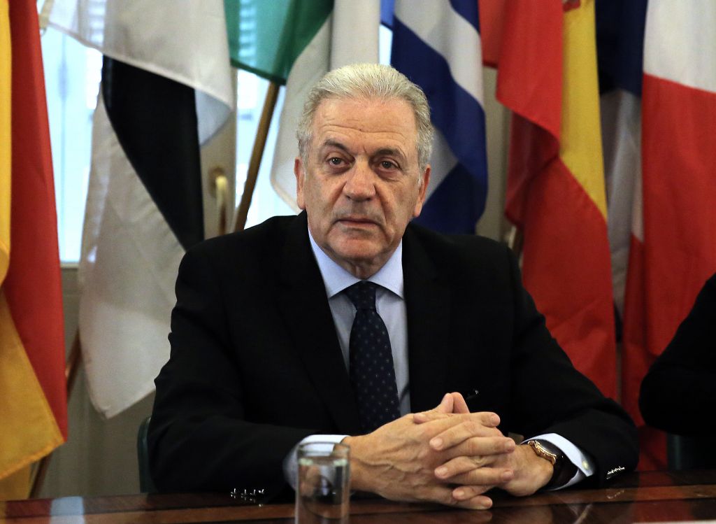 Avramopoulos: EU-wide asylum applications drop in 2017