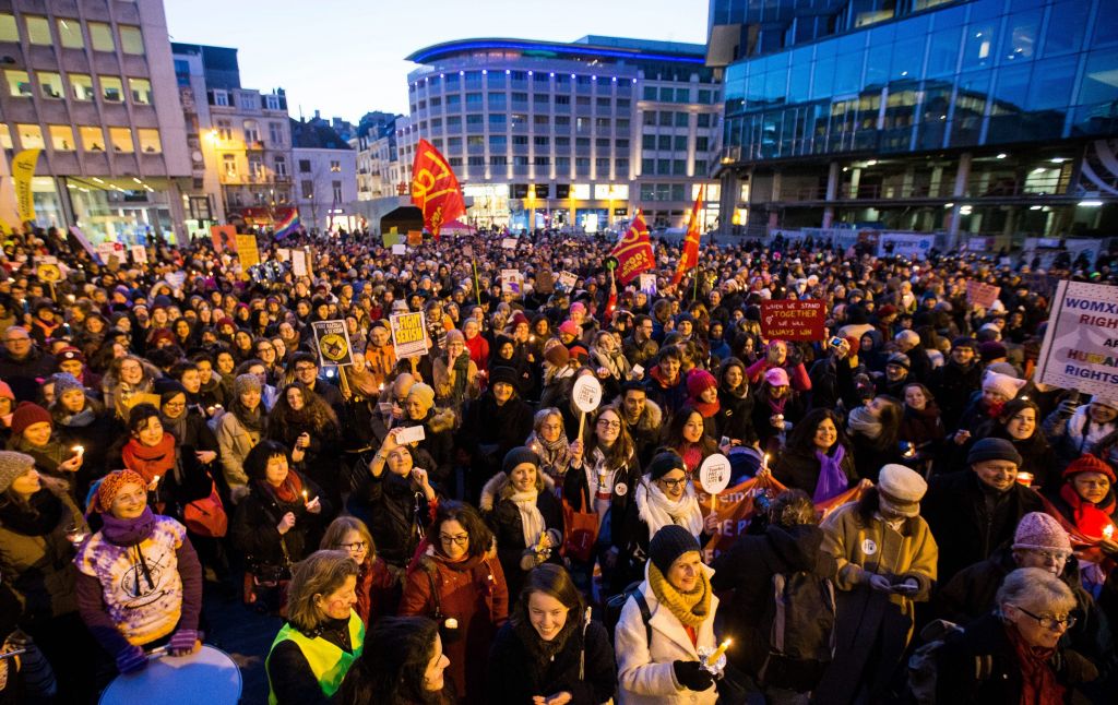 Χιλιάδες γυναίκες από όλο τον κόσμο διαδήλωσαν κατά του Τραμπ