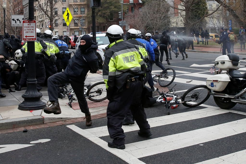 Συγκρούσεις στους δρόμους της Ουάσινγκτον με το «μαύρο μπλοκ»