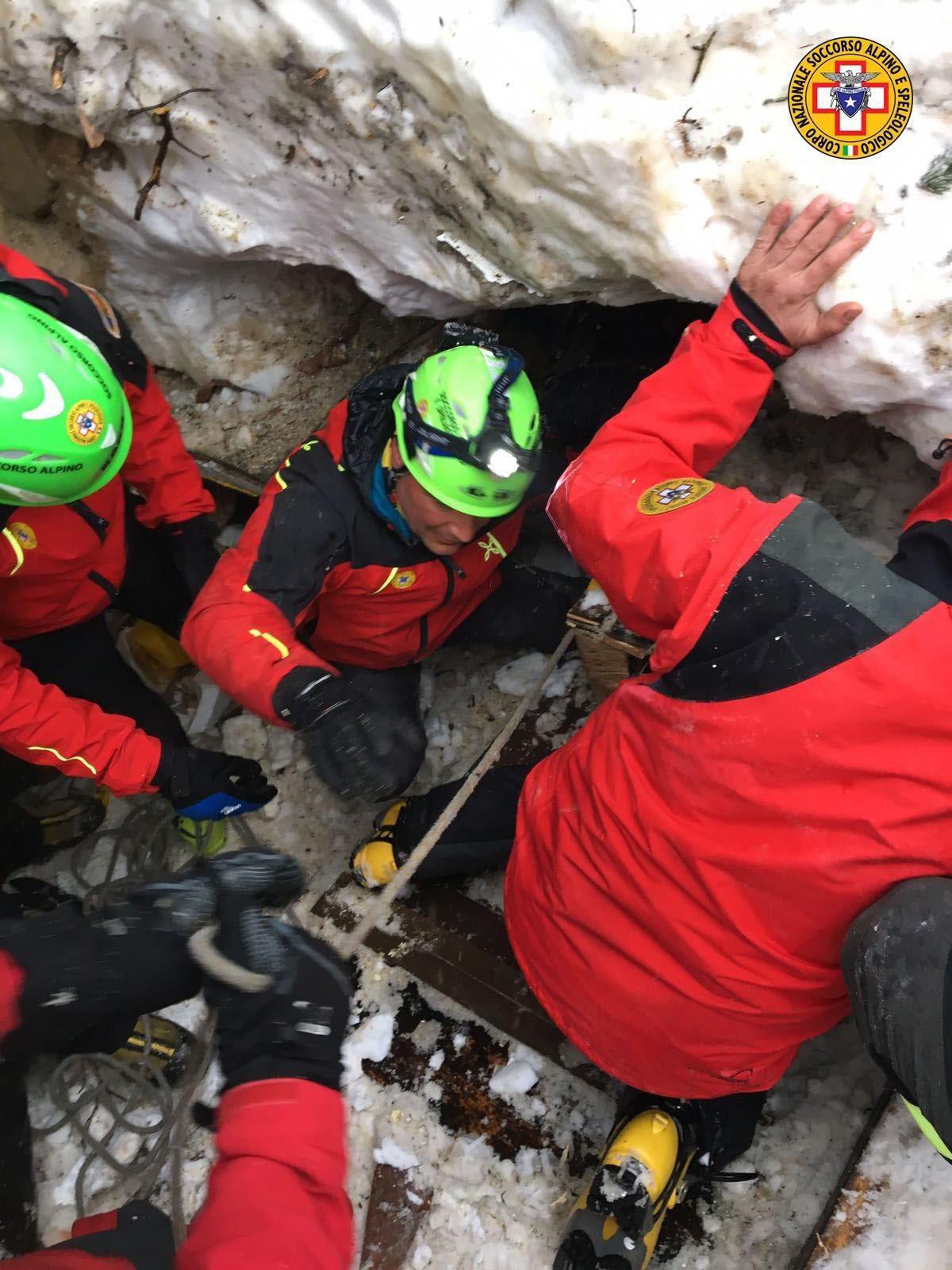Ανασύρθηκαν ζωντανοί τέσσερις ακόμα άνθρωποι από τα ερείπια του μοιραίου ξενοδοχείου