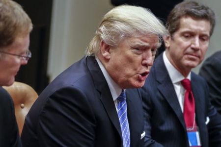 Απορρύθμιση της λειτουργίας των επιχειρήσεων υπόσχεται ο Τραμπ