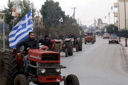 Στους δρόμους οι αγρότες – Δίωροι αποκλεισμοί Εθνικών Οδών