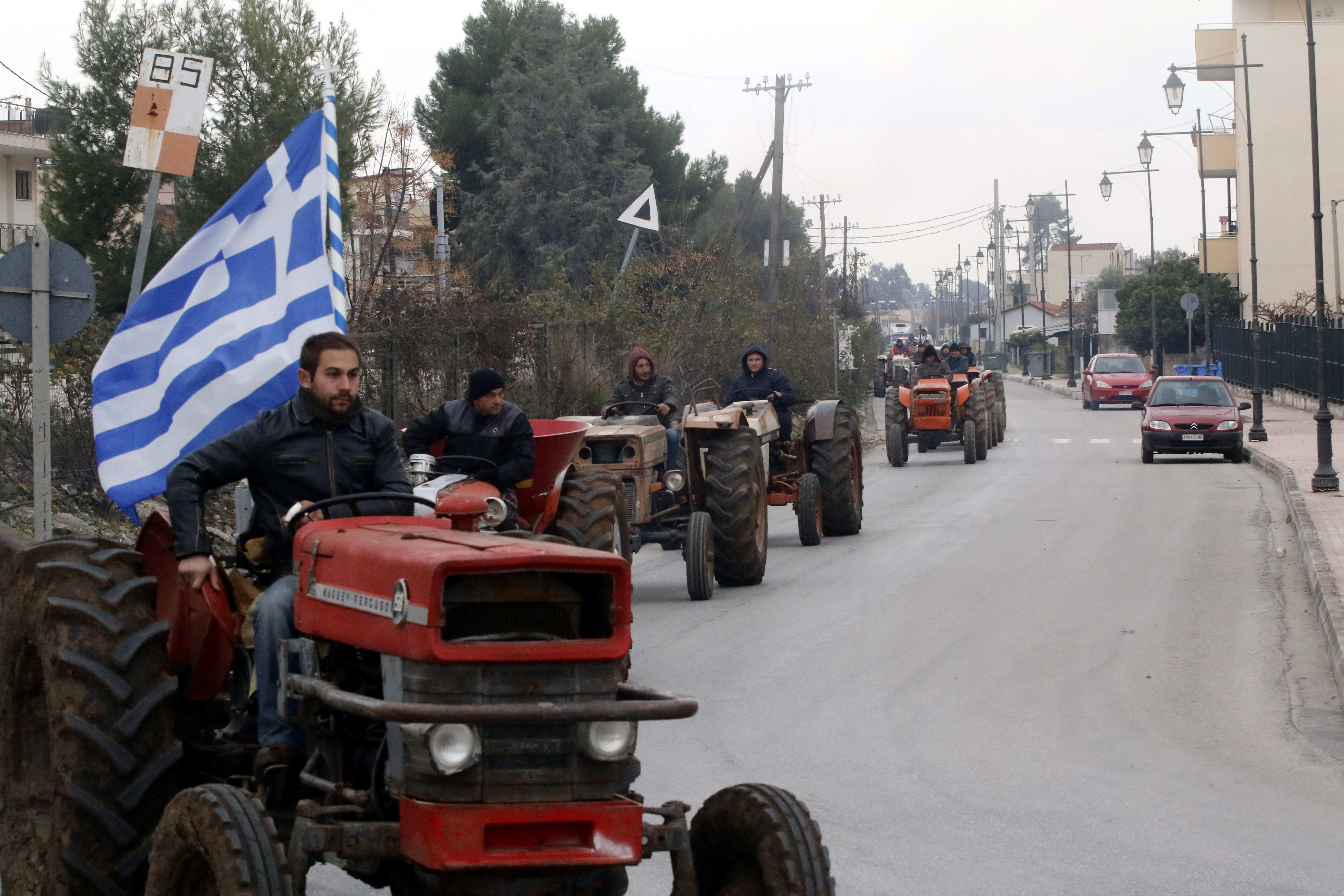 Στους δρόμους οι αγρότες – Δίωροι αποκλεισμοί Εθνικών Οδών