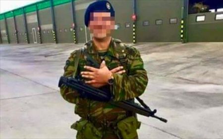 Nέα φωτογραφία στρατιώτη που σχηματίζει με τα χέρια του τον αλβανικό αετό