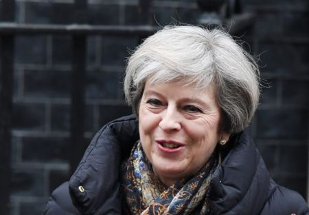 Πιέσεις να «τα ψάλλει» στον Τραμπ για τα βασανιστήρια δέχεται η Μέι