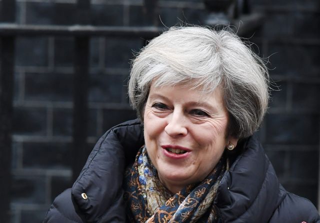 Πιέσεις να «τα ψάλλει» στον Τραμπ για τα βασανιστήρια δέχεται η Μέι