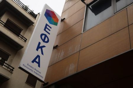Εργασία τα Σαββατοκύριακα ζητά ο ΕΦΚΑ για έκδοση συντάξεων