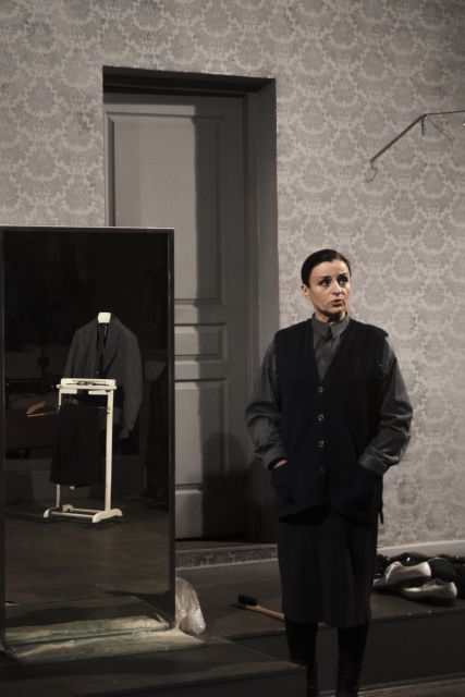 Καρυοφυλλιά Καραμπέτη: «Ζούμε πια ασφυκτικά»