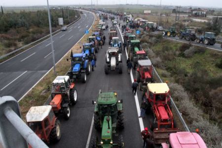 Οι αγρότες έκλεισαν επ’ αόριστον την Εθνική προς Αθήνα στο ύψος της Νίκαιας