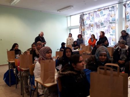 Προσφυγόπουλα απέναντι στο… εμβόλιο απανθρωπιάς