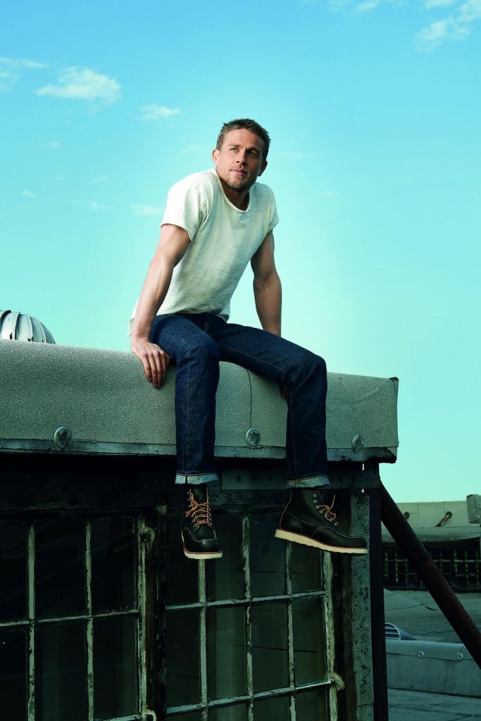 Τσάρλι Χάναμ: «Παίζοντας» με σπαθιά και ματσέτες