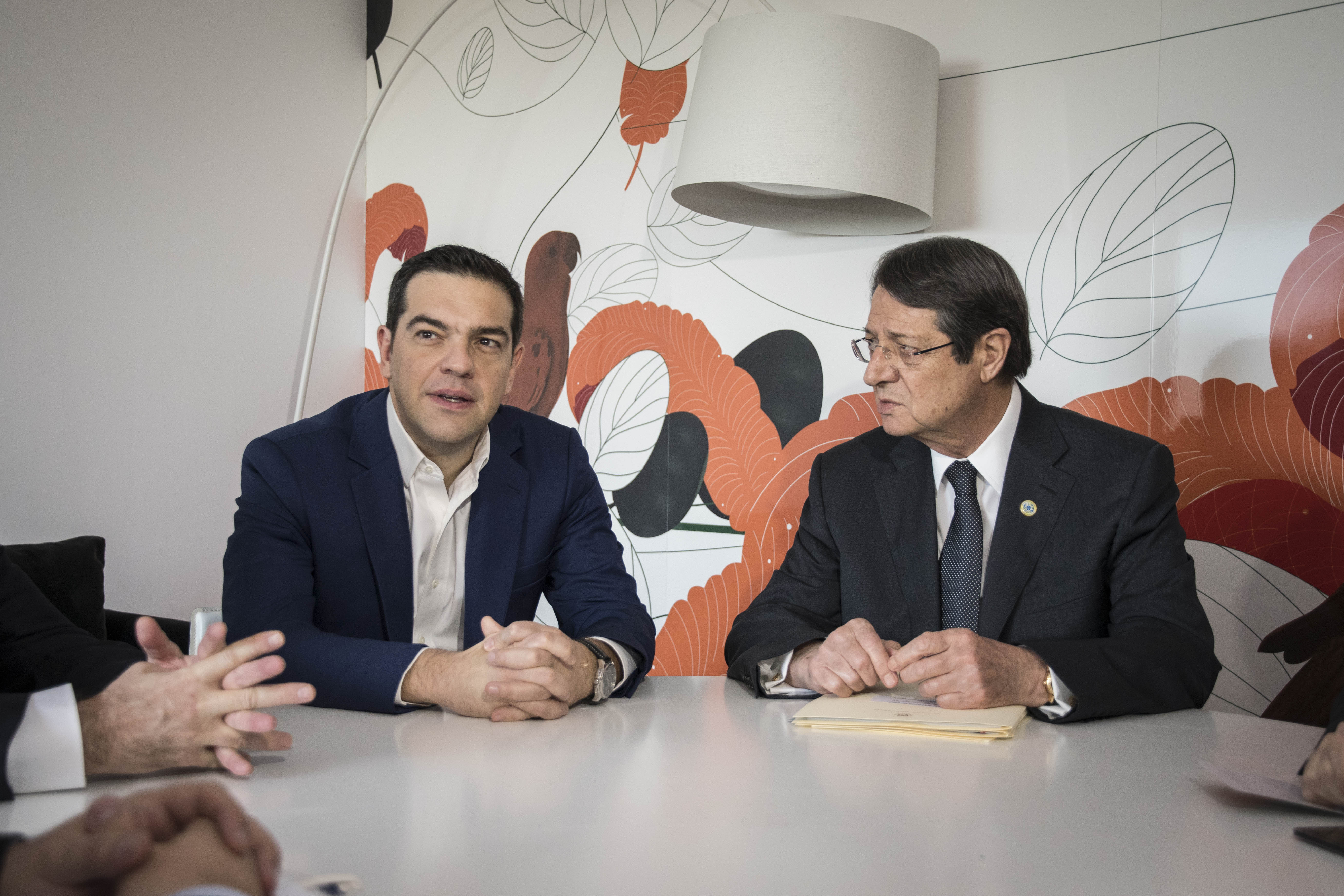 Η οικονομική κρίση και τα μνημόνια έφεραν αντμέτωπες την Ελλάδα και την Κύπρο στα δικαστήρια