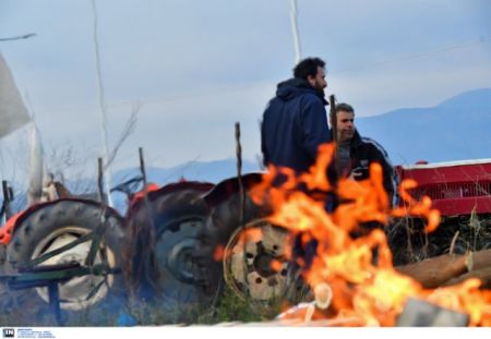 Ανοιξε το αγροτικό μπλόκο στην εθνική οδό Θεσσαλονίκης – Ευζώνων