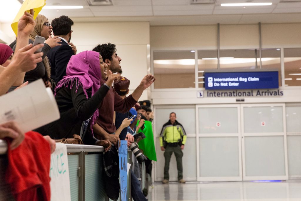 Διάταγμα Τραμπ για πρόσφυγες: Χάος στα αεροδρόμια, παγκόσμια ανησυχία – Δικαστική εντολή για αναστολή απελάσεων ταξιδιωτών με έγκυρη βίζα