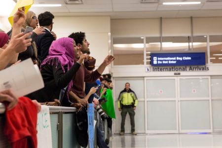 Διάταγμα Τραμπ για πρόσφυγες: Χάος στα αεροδρόμια, παγκόσμια ανησυχία – Δικαστική εντολή για αναστολή απελάσεων ταξιδιωτών με έγκυρη βίζα