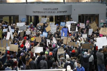 Οργή χιλιάδων πολιτών με συγκεντρώσεις σε πόλεις και αεροδρόμια κατά του διατάγματος Τραμπ