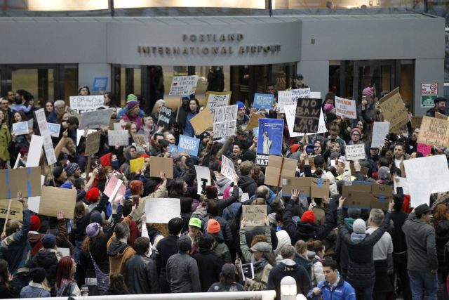 Οργή χιλιάδων πολιτών με συγκεντρώσεις σε πόλεις και αεροδρόμια κατά του διατάγματος Τραμπ