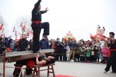 Κίνα: Ακροβάτες εξ ανάγκης οι περισσότεροι κάτοικοι ενός χωριού