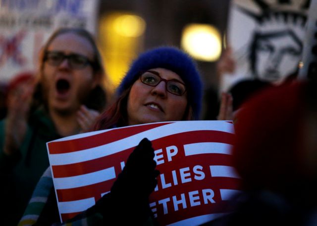 Ομοσπονδιακός δικαστής «πάγωσε» προσωρινά το διάταγμα Τραμπ