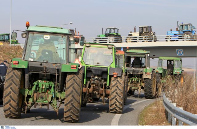 Απέκλεισαν την εθνική οδό σε Νίκαια και Πλατύκαμπο οι αγρότες της Θεσσαλίας