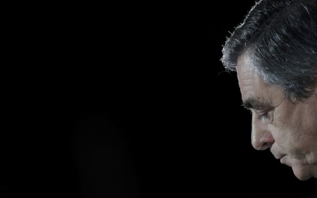 Κάθε μέρα που περνά, ο Φιγιόν όλο και πιο απομονωμένος