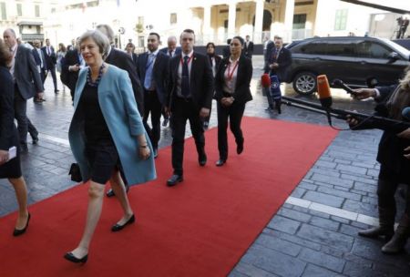 Η Μέι πιέζει την ΕΕ να αυξήσει τις αμυντικές δαπάνες