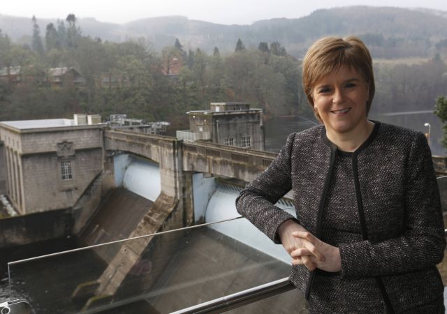 Στέρτζεον: Σε νέο δημοψήφισμα για την ανεξαρτησία της Σκωτίας μας ωθεί η Μέι