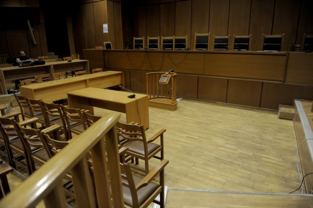 Αναβλήθηκε η δίκη οπαδού του ΠΑΟΚ για τη ρίψη χαρτοταινίας στον Γκαρθία