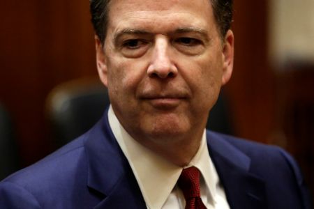 Ο αρχηγός του FBI καλεί το υπουργείο Δικαιοσύνης να διαψεύσει τον Τραμπ για τους κοριούς