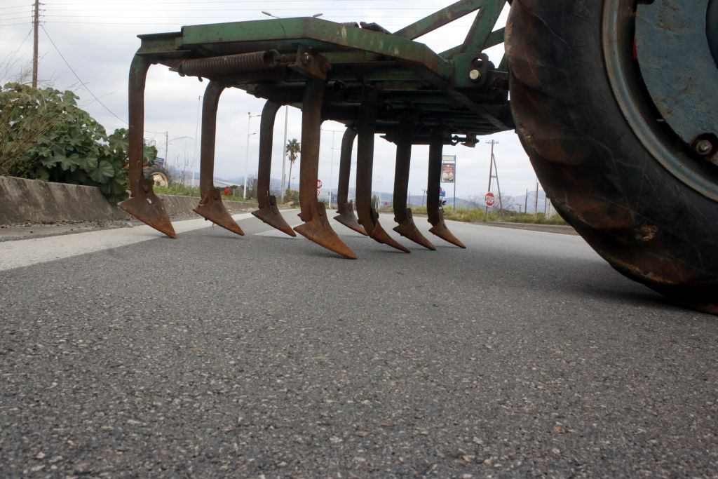 Αγρότες απέκλεισαν τον κόμβο στο Χέρσο, πριν το τελωνείο Δοϊράνης