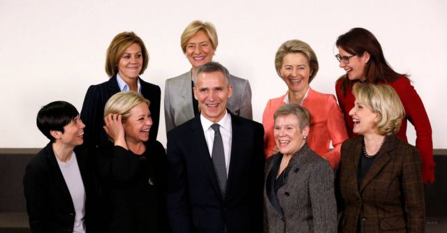 «Εκείνες και εγώ»: Ο γγ του ΝΑΤΟ και οι υπουργοί Άμυνας