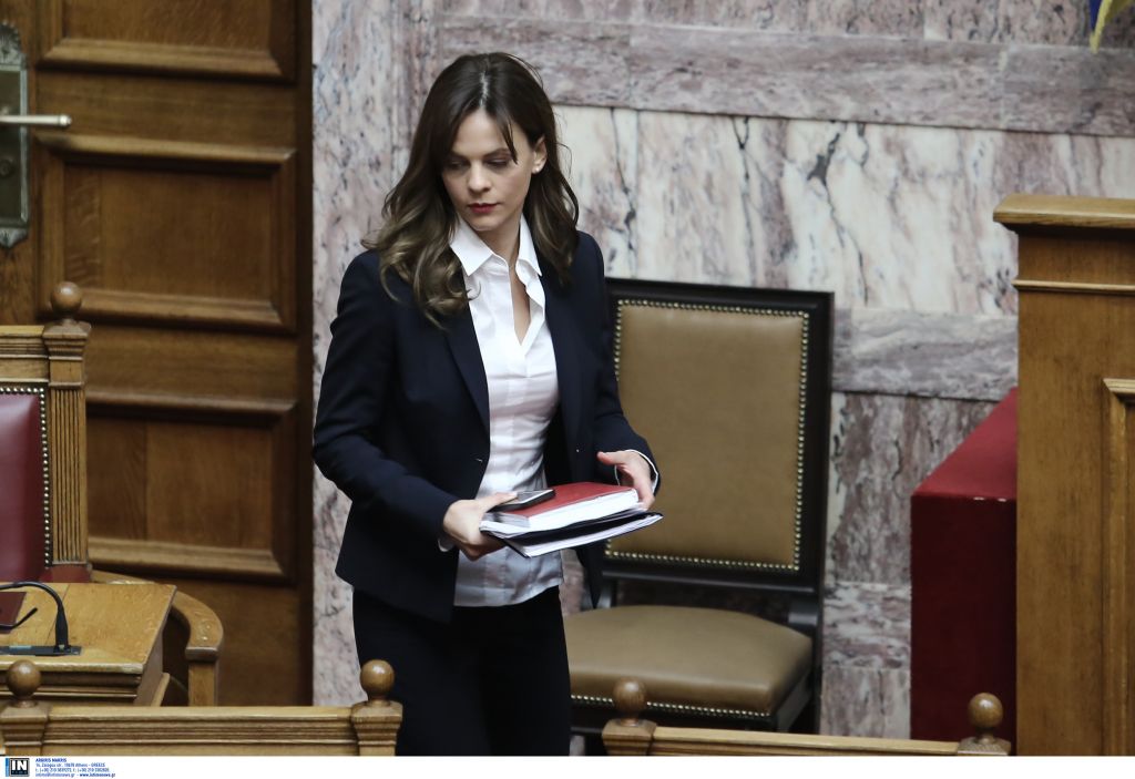 Αχτσιόγλου προς ΝΔ: Παλεύουμε να φτιάξουμε ό,τι καταστρέψατε στην αγορά εργασίας