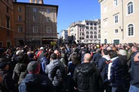 «Εξέγερση» των ταξί στην Ιταλία, οδηγοί εναντίον Uber