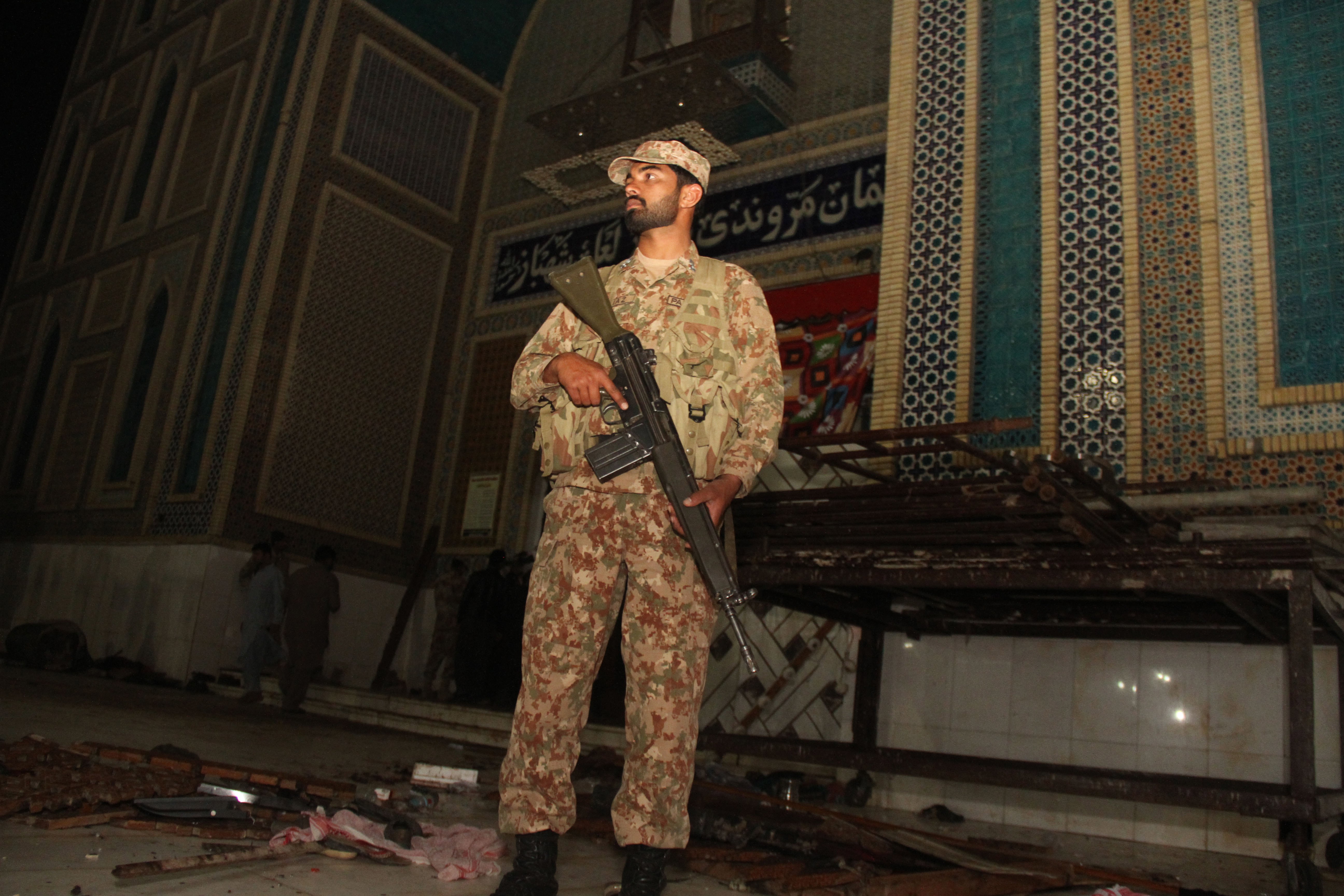 Πακιστάν: Δεκάδες ένοπλοι νεκροί-Kύμα συλλήψεων μετά το μακελειό σε τέμενος